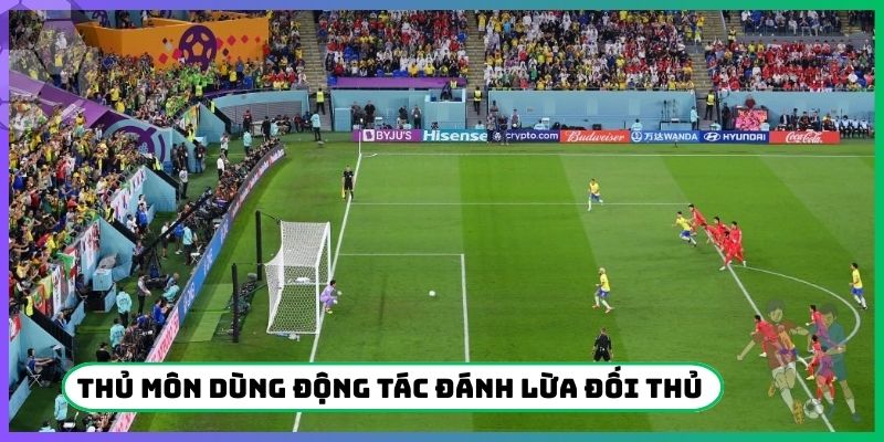 Thủ môn dùng động tác nhằm đánh lừa đối thủ